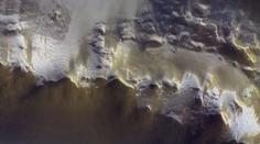 Na povrchu Marsu objevila NASA led. Může za to náraz meteoritu