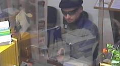 Tenhle mladík s pistolí přepadl spořitelnu. Je na útěku