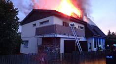 Rodinný dům na Příbramsku pohltily plameny, škody jdou do milionů