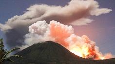OBROVSKÁ ERUPCE! Indonéský vulkán Lokon chrlí popel a kameny