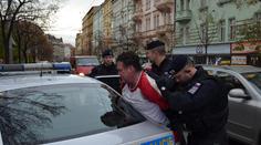 Nejprve se pořezal a vyhrožoval sebevraždou! Poté napadl policisty a strážníky!