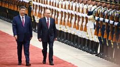 Putin neúmyslně upozornil na svoje zdraví. Při chůzi odhalil víc, než chtěl