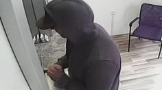 Muž v Hradci přepadl směnárnu s granátem v ruce. Policie po něm pátrá