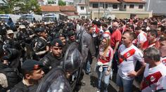 Nechutná scéna z Argentiny: Matka lepila světlice na dceru