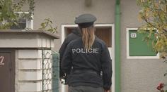 Muž se měl pokusit nářadím umlátit otce. Policistům tvrdil, že slyšel hlasy