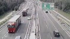 Auto prorazilo svodidla, způsobilo nehodu i v protisměru! VIDEO