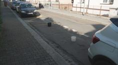 Před pardubickou nemocnicí se bojuje o parkování. Místa tam drží i kýble či konve