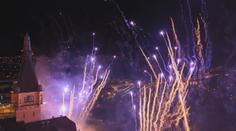 Hlučné oslavy, zákaz pyrotechniky a noční lyžování. Česko se loučí se starým rokem