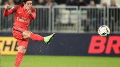 Tvrdá rána: Volej Cavaniho by snad gólmanovi zlomil ruce! VIDEO