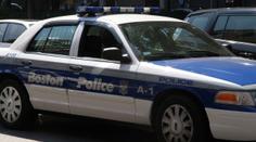 Taxík najel do davu lidí poblíž letiště v Bostonu, 10 zraněných