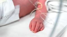 Dívka (13) při školním výletu porodila. Miminko je ve vážném stavu