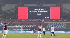 Málem mu ukopl hlavu! VAR zamítl jasnou penaltu pro Newcastle