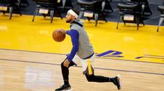 Borec na konec: Hvězda NBA trefila koš přímo z tribuny!