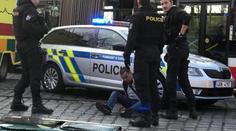 Opilý řidič naboural tramvaj a rval se s policisty. Zranila se žena a dítě