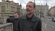 Podnikatel dluží lidem miliony, reportér ho nachytal. Jeho reakce je zarážející
