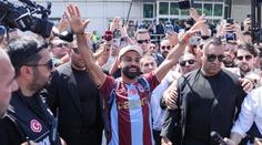 Salah přistál v Turecku, aby podepsal smlouvu. Nadšený dav ho nepustil téměř na krok