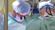 Lidé vyšli kvůli zpackané operaci do ulic. Malý chlapec dostal nefunkční srdce