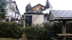 EXKLUZIVNÍ ZÁBĚRY! V zahradním domku u vily Agáty Hanychové našli dvě ohořelá těla