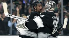 Momenty týdne v NHL: Hokejkové čáry LA. Byfieldův gól jednoruč a zásah Kuempera
