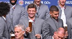 Mané při týmovém focení Bayernu odmítl držet pivo, Müller vesele popíjel