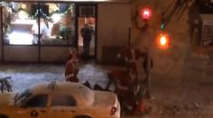 Největší vánoční bitka: Santa Clausové se rvali hlava nehlava