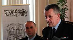 Do věznice lze propašovat cokoliv! Stálo to místo šéfa vězeňské služby?