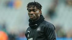 Bývalá hvězda Premier League uvízla pod troskami. V Anglii se kvůli ní modlí