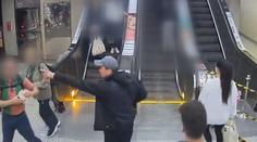 VIDEO: Útočník v Praze napadl muže v metru. Pěstí ho poslal k zemi