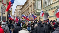 Demonstranti před Sněmovnou zaútočili na policisty, jeden skončil v nemocnici