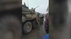 Odvážní Ukrajinci: Lidé po celé zemi brání svá města před tanky vlastními těly