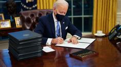 Biden chce zavést roušky napříč USA a turisty poslat do karantény