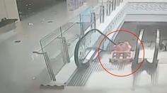 Batole se v chodítku vydalo samo k eskalátorům! Pak začalo padat