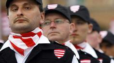 Europoslanec šokoval. Kolegy pozdravil ve fašistické uniformě