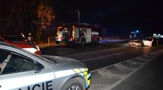 DIVOKÁ HONIČKA u Kladna skončila nehodou! Ujíždějící auto začalo hořet, tři zranění!