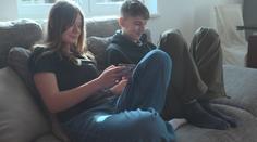Na mobilech je závislých stále více dětí. Mají problém se vztahy i spánkem