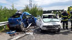 U Boleslavi se srazila tři auta. Mezi šesti zraněnými jsou i dva kojenci