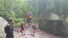 Senior se zřítil při sestupu z vyhlídky. Ke zraněnému letěl vrtulník. VIDEO