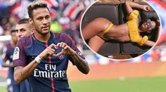 Zraněný Neymar si volna užívá: Líbačka se sexy kráskou! FOTO