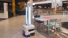 Obchodní centrum testuje robota, který zákazníkům změří teplotu