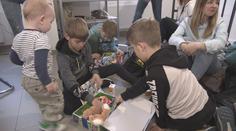 Obdarujte na Vánoce děti ohrožené chudobou. Startuje sbírka Krabice od bot