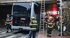 Pod mostem v Praze se zasekl autobus plný dětí. Na pomoc jim vyrazili hasiči