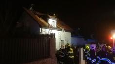 Plameny při požáru u Prahy skočily na druhý dům, škoda jde do milionů