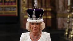 Králova choť Camilla byla také korunována