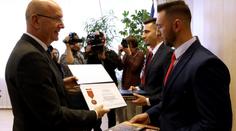 Pilot MiGu po katapultáži stál u silnice a stopoval. Jeho zachránce ocenili