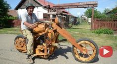 To je ale chopper! Celý ze dřeva a motor má z polského fiátka. FOTKY A VIDEA