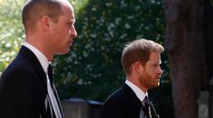 Odezírači ze rtů odhalili, co si William a Harry řekli na pohřbu dědečka