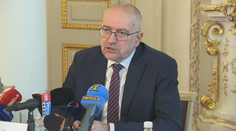 Krajům přidáme na platy ve školách, podpoříme i psychology, slíbil Bek