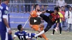 VIDEO: SMRT NA HŘIŠTI! Gólman prokopl soupeři žaludek!
