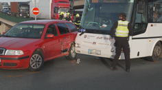 Řidička nedala přednost autobusu. Nehoda způsobila kilometrové kolony