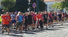 Smuteční pochod Plzní za zesnulého Víťu. Otec dvou dětí zemřel po rvačce